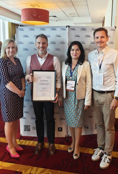 zdjęcia z gali z wreczenia wyr&oacute;znienia w kategorii "Dobre Praktyki Organizacji i Zarządzania w Administracji Samorządowej" w og&oacute;lnopolskim konkursie "Sekrety Zarządzania"