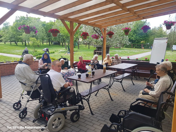 Seniorzy wypoczywają na patio