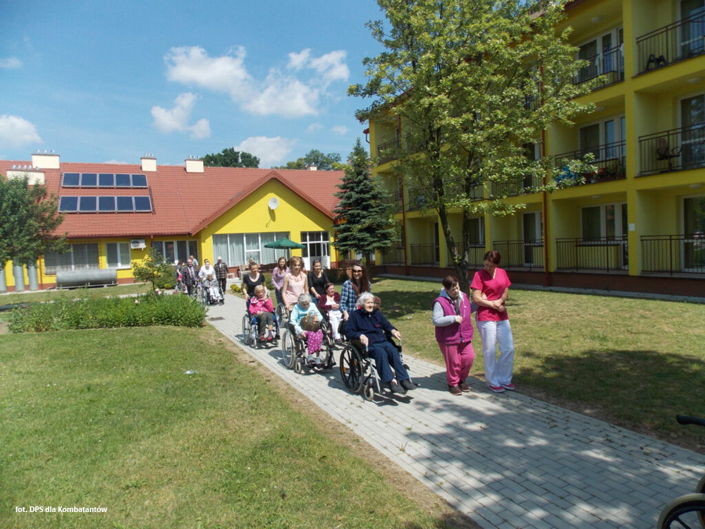 Mieszkańcy DPS-u na spacerze