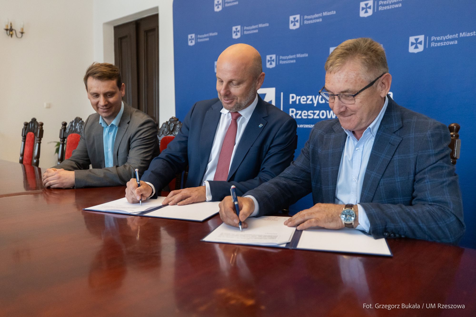 zdjęcie z podpisania umowy z wykonawcą mini - rond na rzeszowskich skrzyżowaniach, fot. Grzegorz Bukała, Urząd Miasta Rzeszowa