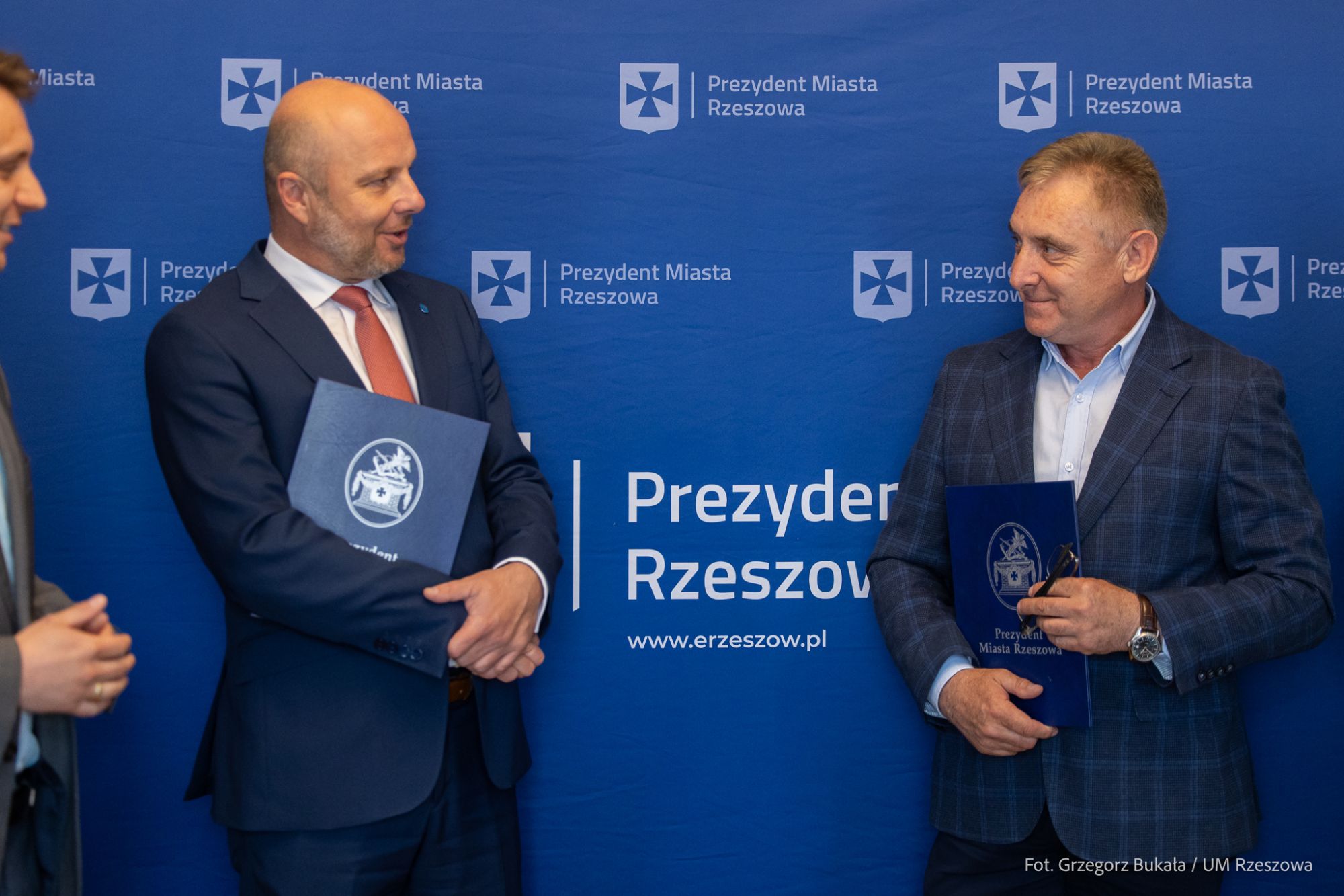 zdjęcie z podpisania umowy z wykonawcą mini - rond na rzeszowskich skrzyżowaniach, fot. Grzegorz Bukała, Urząd Miasta Rzeszowa