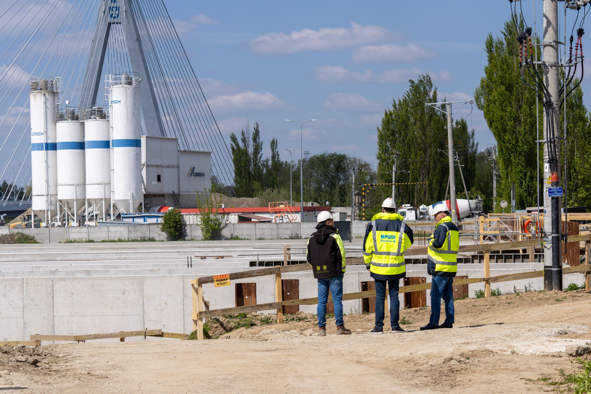zdjęcie przedstawia teren oczyszczalni ścieków, fot. Miejskie Przedsiębiorstwo Wodociągów i Kanalizacji