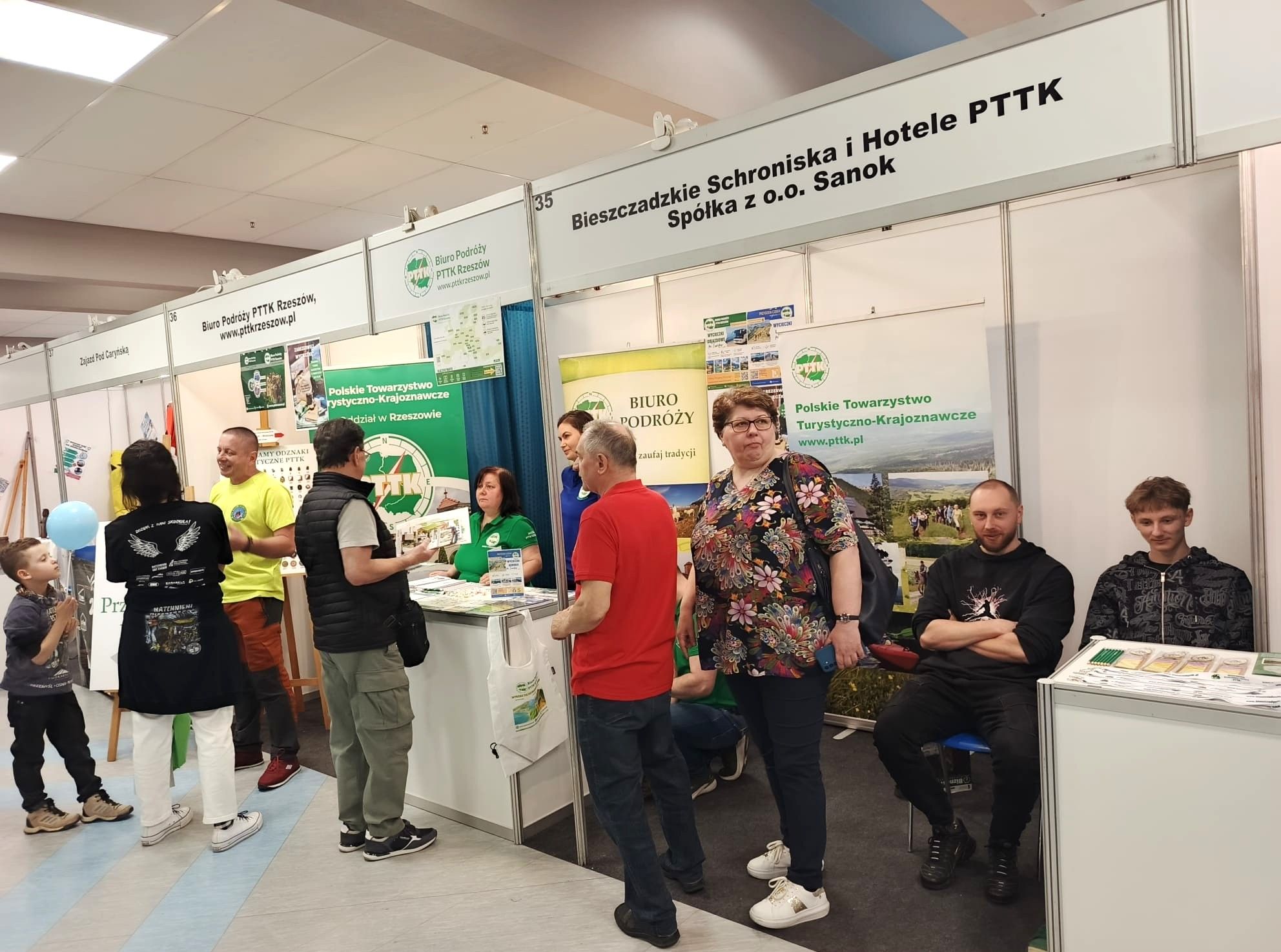 wystawcy targ&oacute;w turystycznych w ramach wydarzenia Rzesz&oacute;w Bramą Karpat 2026, fot. Urząd Miasta Rzeszowa