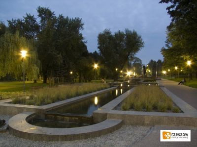 Oświetlenie fontanny wodnej. Fot. Bogdan Szczupaj