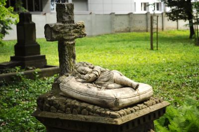 Stary Cmentarz. Pomnik autorstwa Franciszka Janika, mistrza kamieniarskiego z Rzeszowa, wykonany dla jego zmarłej c&oacute;reczki. Fot. E. Hardt