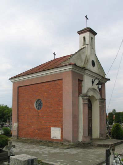 Murowana kaplica grobowa kryta tr&oacute;jspadowym dachem