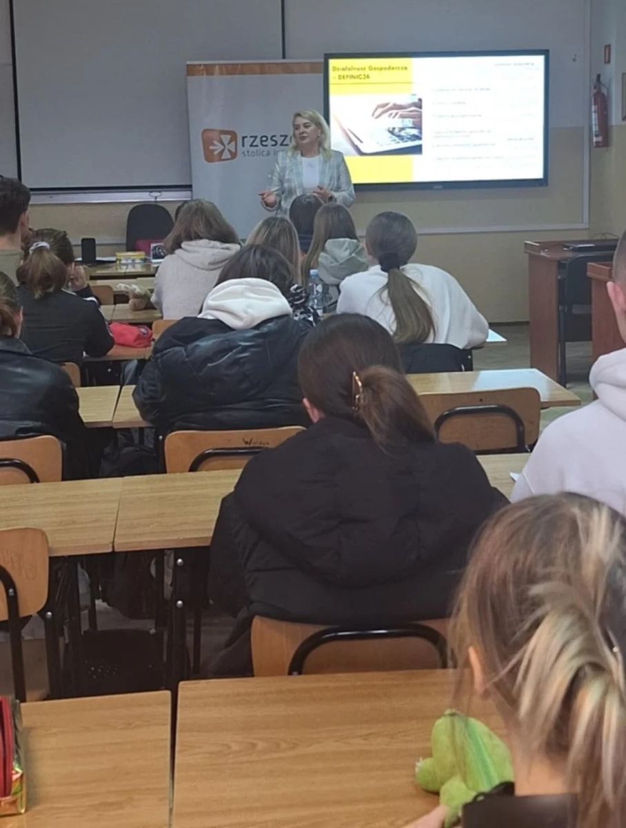 zdjęcie ze spotkania z uczniami z Zespołu Szk&oacute;ł Agro przedsiębiorczości im. Mikołaja Kopernika w Rzeszowie