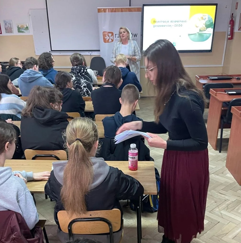 zdjęcie ze spotkania z uczniami z Zespołu Szk&oacute;ł Agro przedsiębiorczości im. Mikołaja Kopernika w Rzeszowie